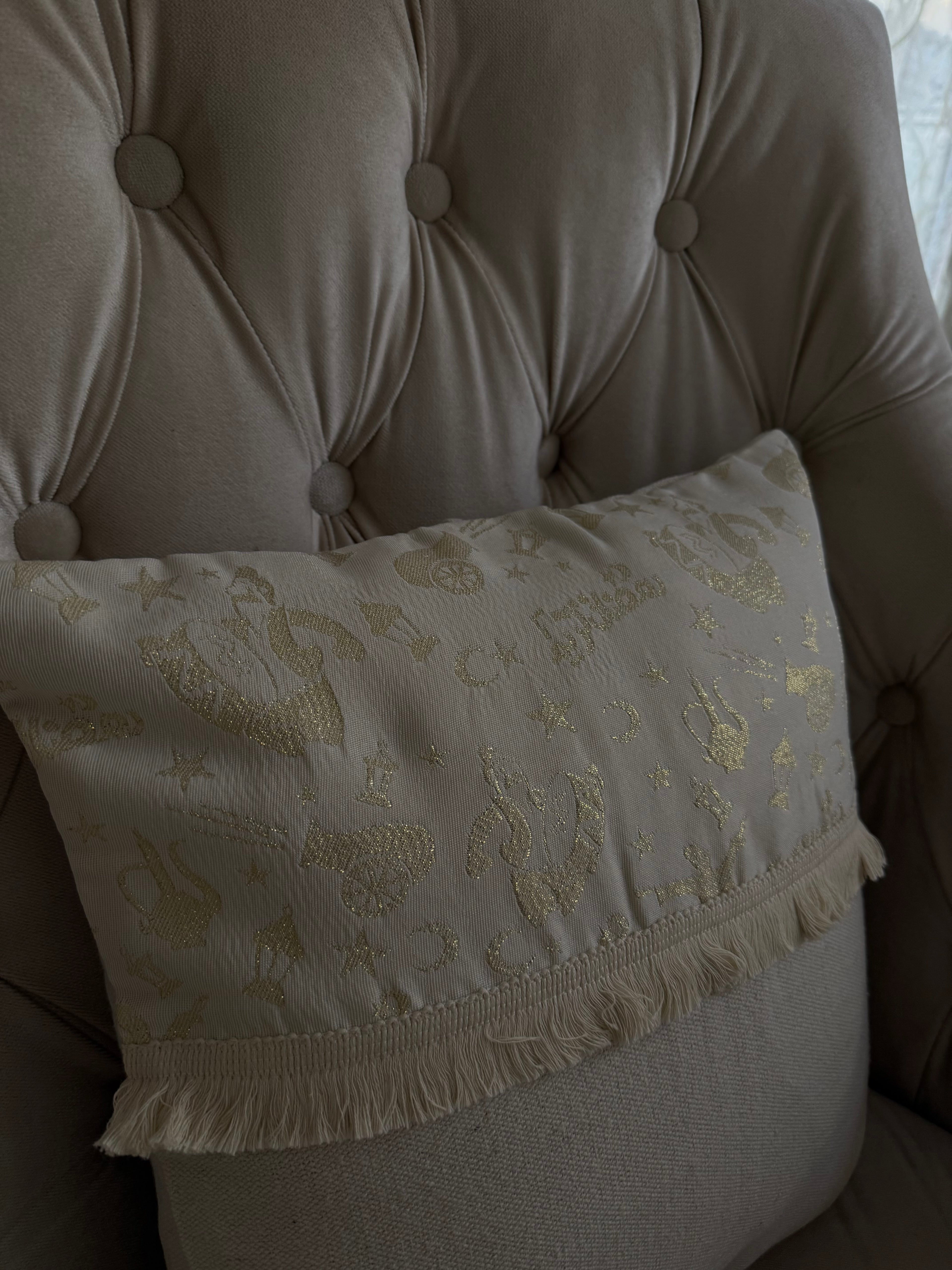 Set of 2 cushions with a table runner